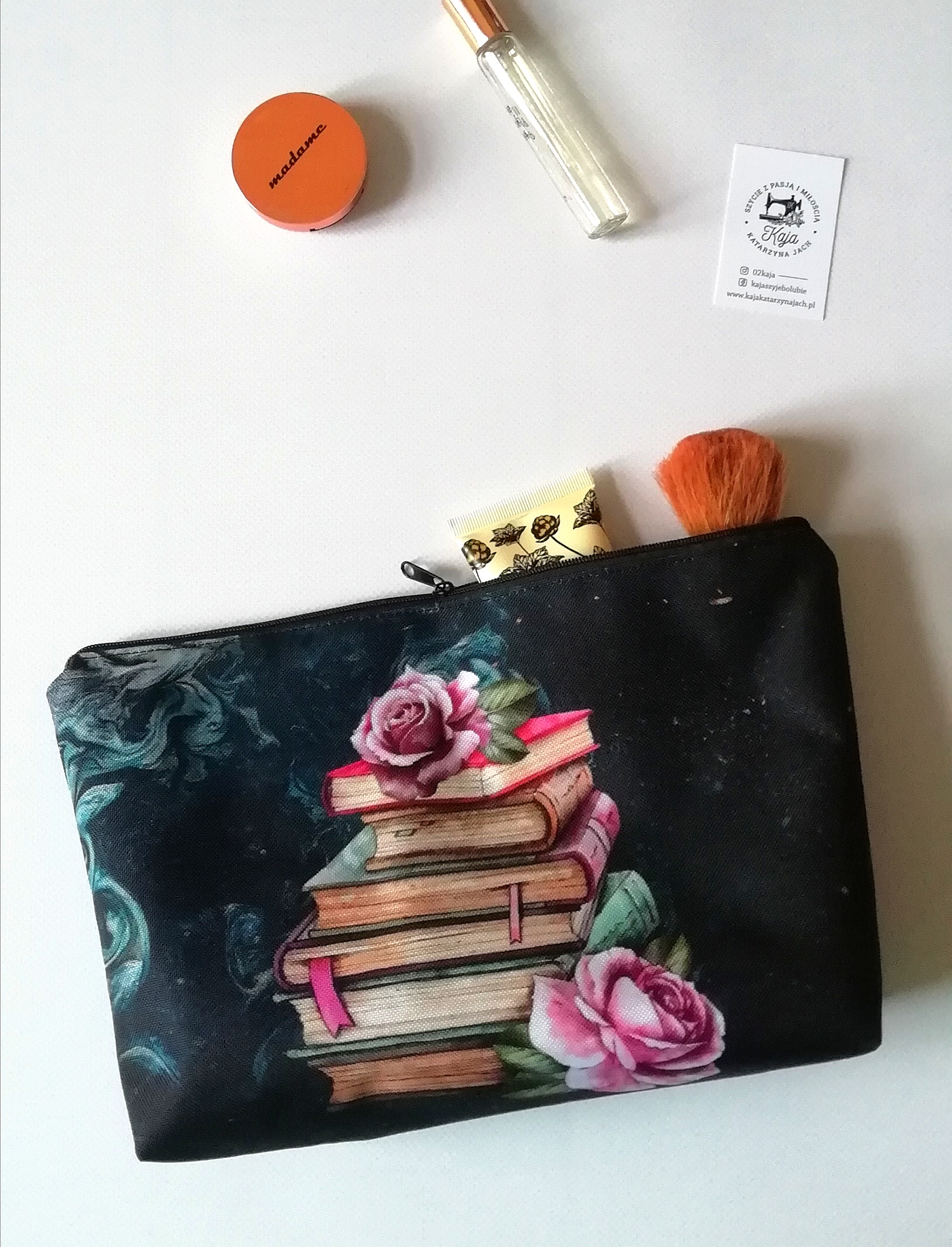 kosmetyczka książki ciemne kosmetyczka książki ciemne