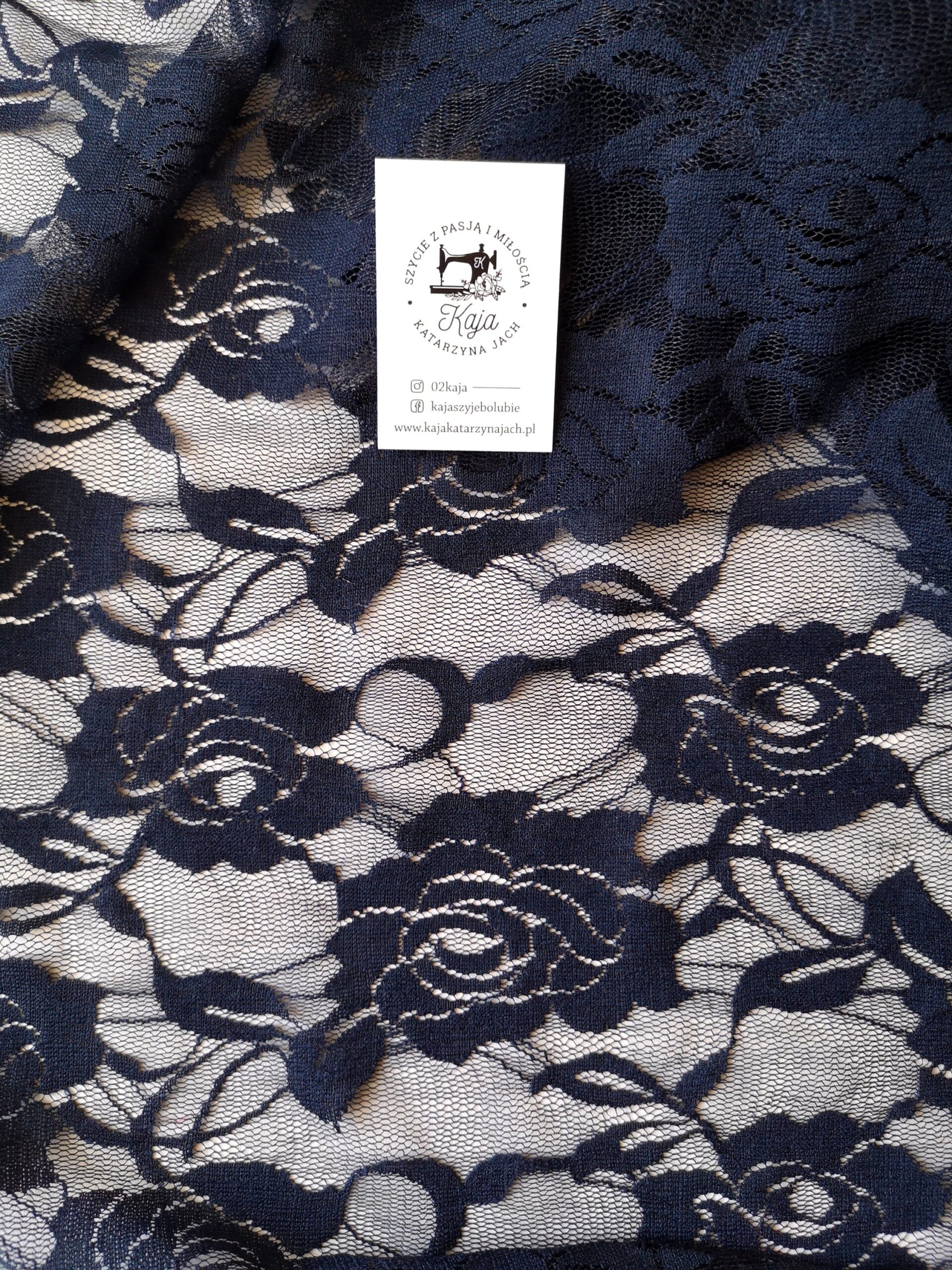 2025/12/IMG_20250403_115056_edit_205954211368052-scaled.jpg mantylka granatowe róże nr 28